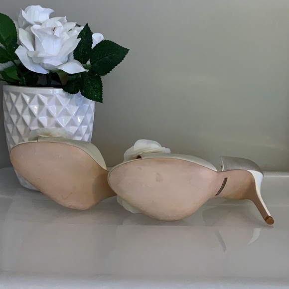 Badgley Mischka Ginseng Satin Peep-Toe Ivory Pumps - Picture 12 of 12
